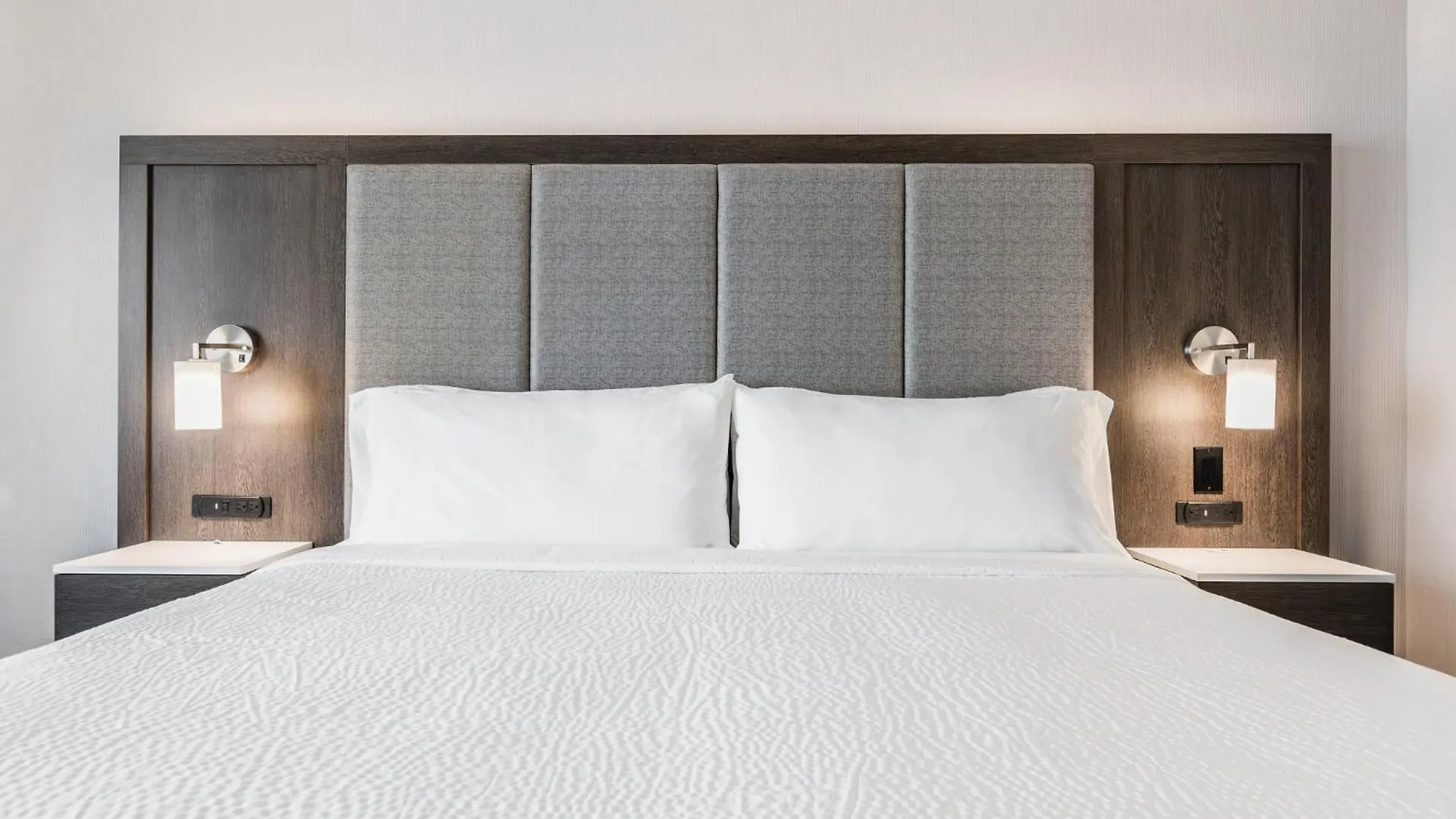 Holiday Inn Express & Suites Toronto Airport South By Ihg