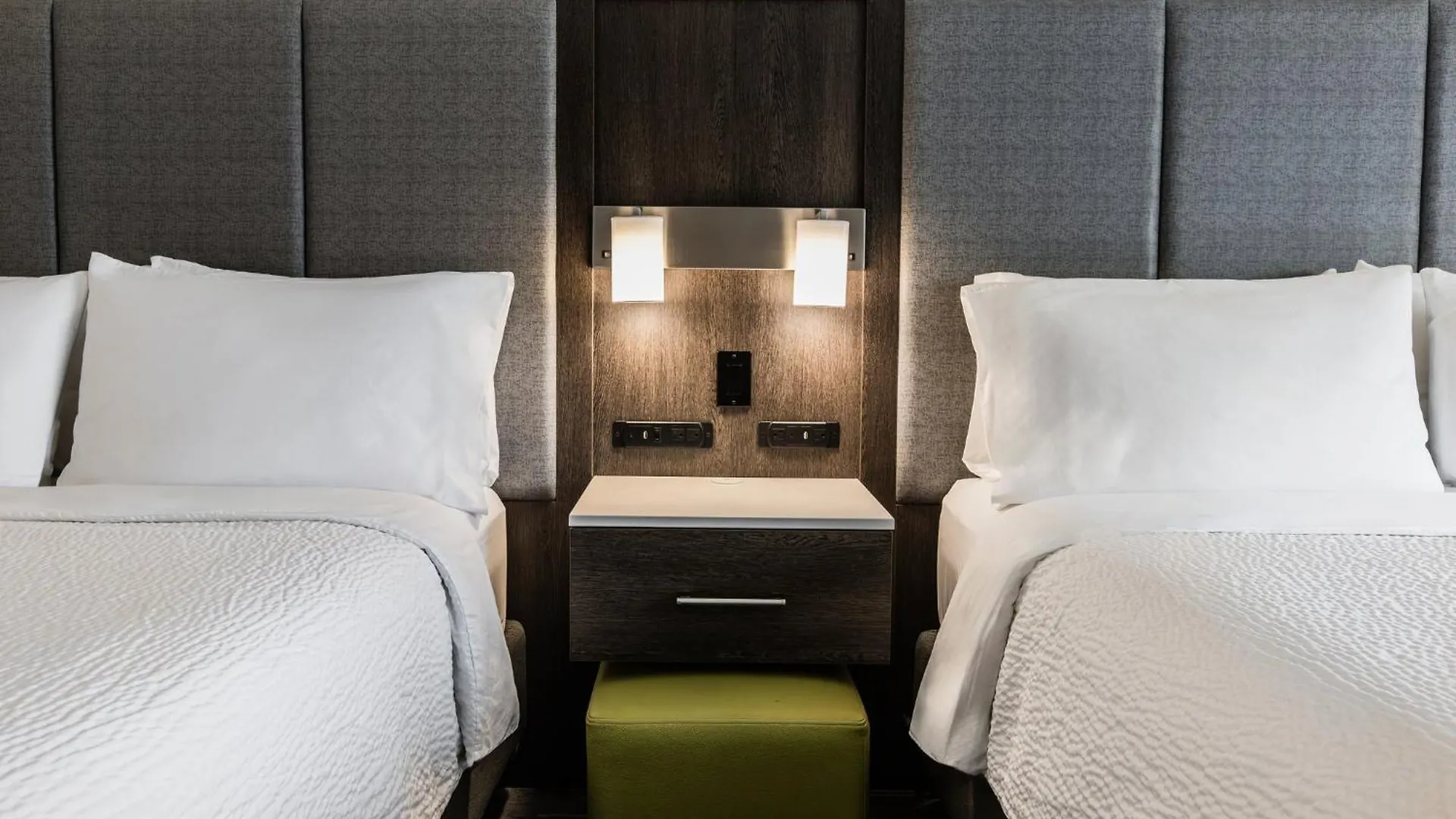 Holiday Inn Express & Suites Toronto Airport South By Ihg 3*,  Canada
