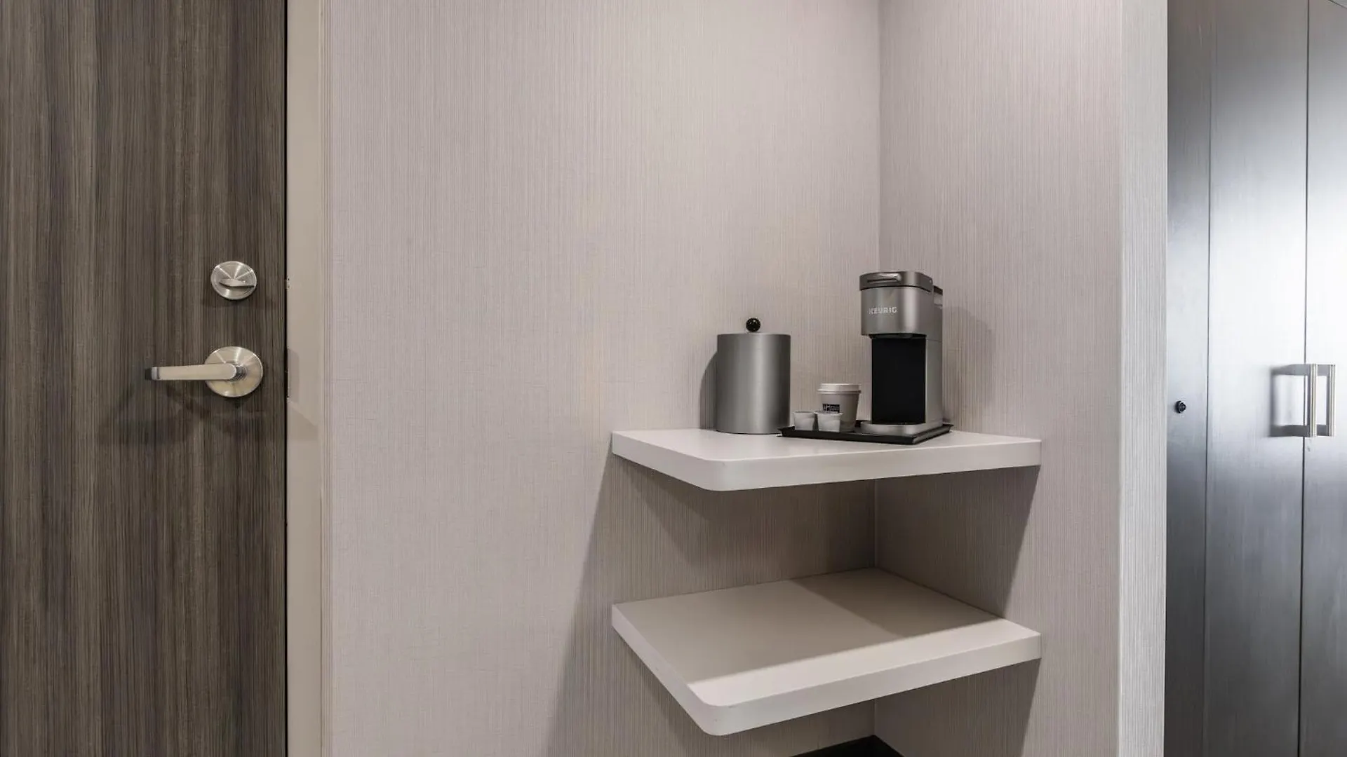 Holiday Inn Express & Suites Toronto Airport South By Ihg 3*,