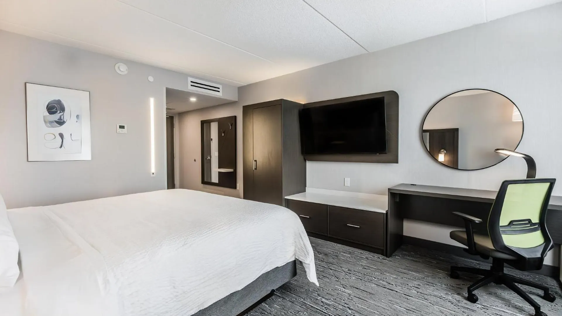 Holiday Inn Express & Suites Toronto Airport South By Ihg 3*,