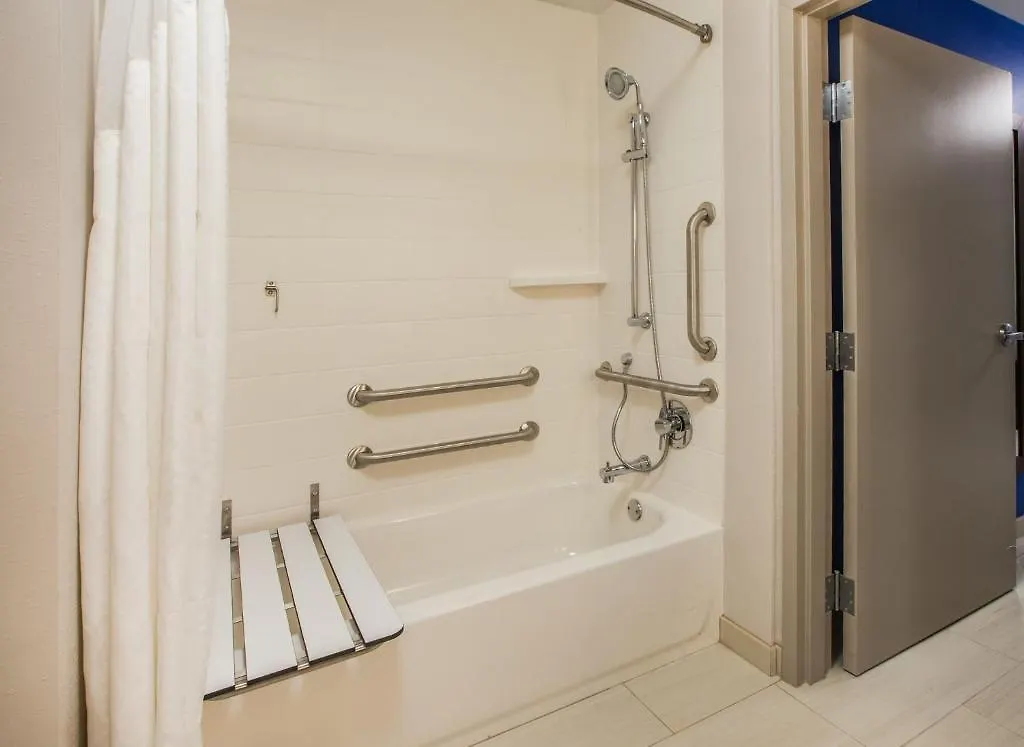 Holiday Inn Express & Suites Toronto Airport South By Ihg